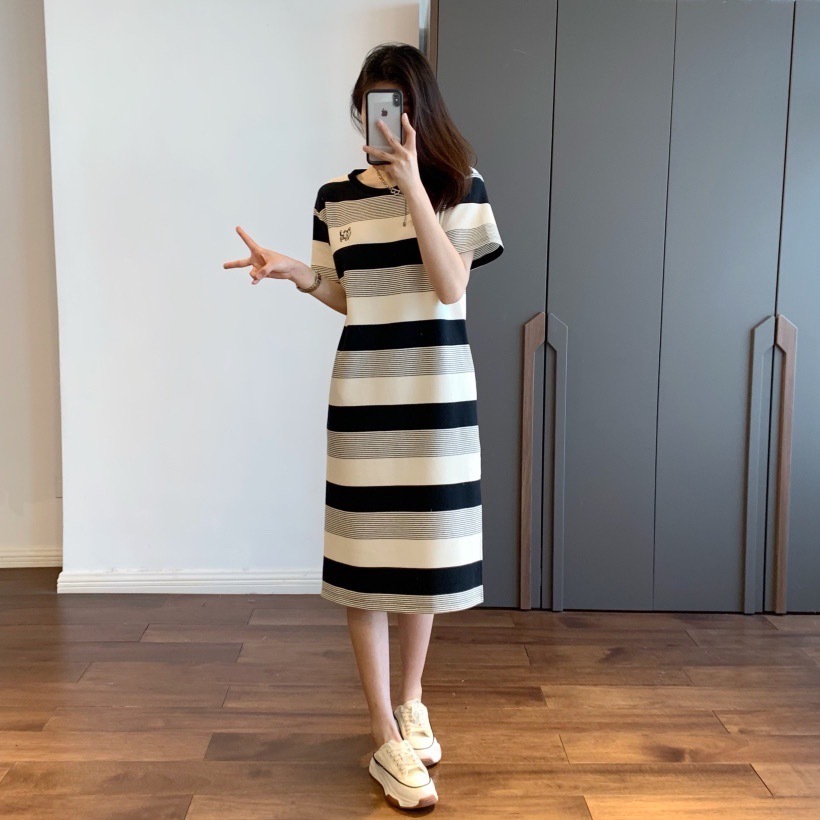 爆款刺绣小老虎条纹裙