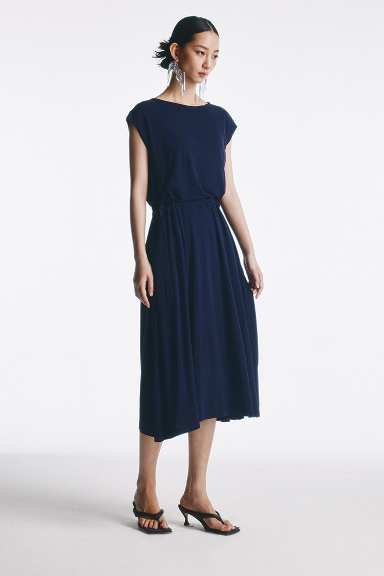 鄂尔*斯桑蚕丝收腰连衣裙