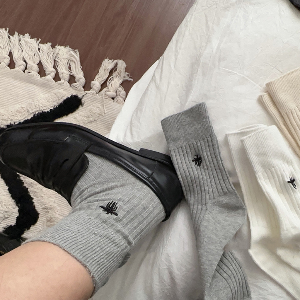 绝美小蜜蜂刺绣中筒袜